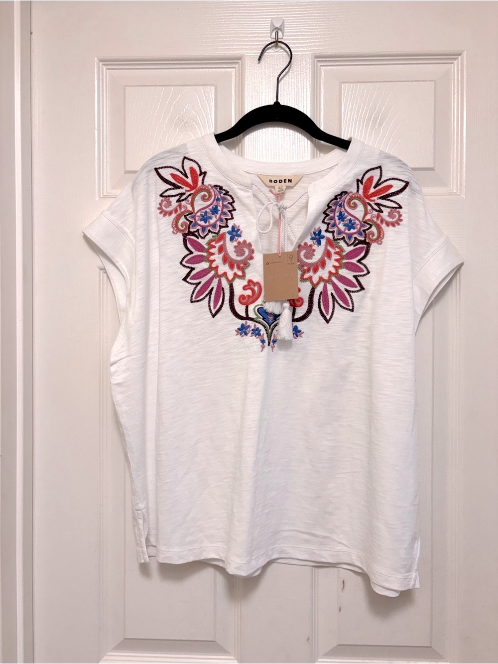 NWT Boden Nina Embroidered Notch T-shirt in White Multi Embroidery - Picture 7 of 10